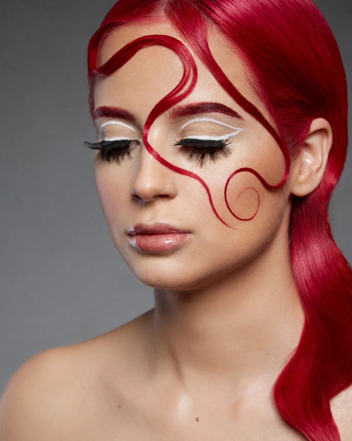 Kreatívny make-up a vlasový styling v červených tónoch